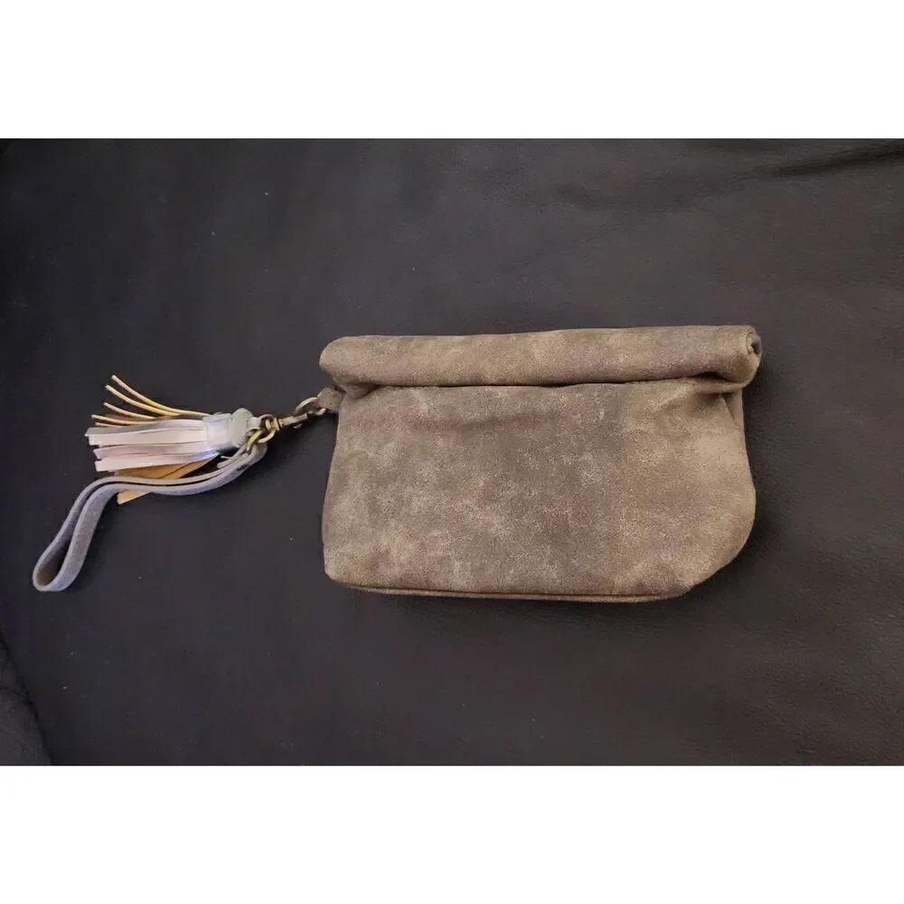 💕NWOT Maurices clutch/wristlet with magnetic closure flap. Measures approx 7.5